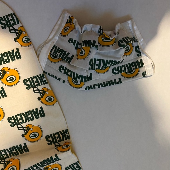 Adult NFL team bib with matching face mask. - Picture 3 of 3